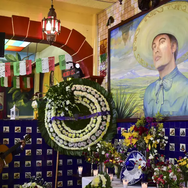 Le cantan 'Las Golondrinas'