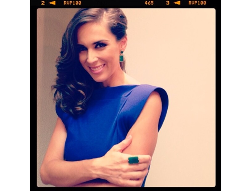 La esposa de Martín escogió un vestido azul para la primera emisión del show.