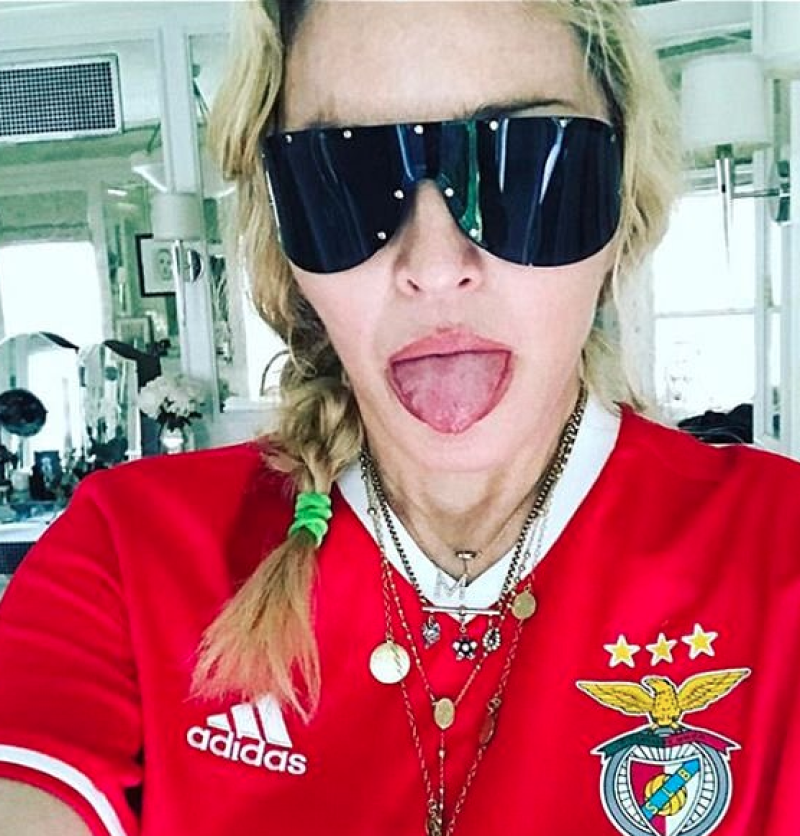 Madonna con la playera del Benfica.