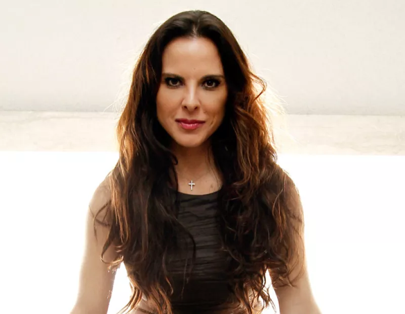 Luego de que se asegurara que la actriz mexicana ya había firmado el divorcio de su aún esposo Aarón Díaz, su representante negó que así sea.
