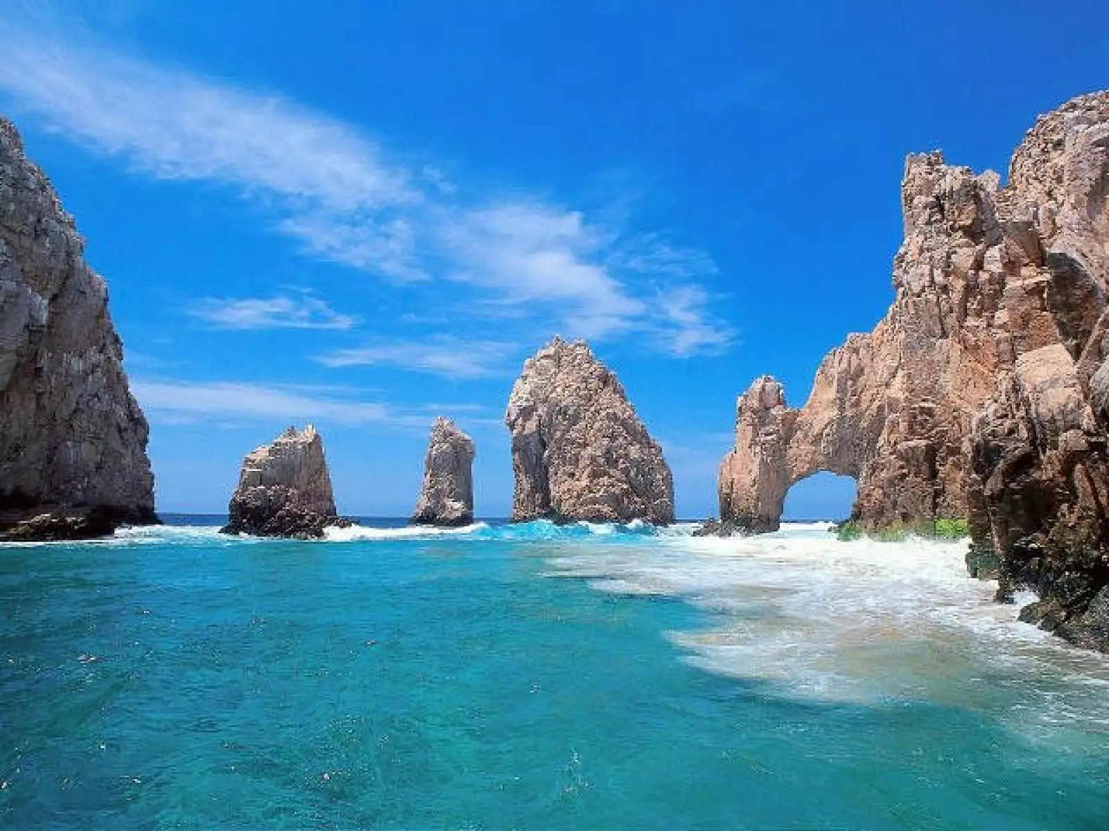Los Cabos ofrece un clima cálido, playas desiertas y mucha diversión. Escápate y conocelo.