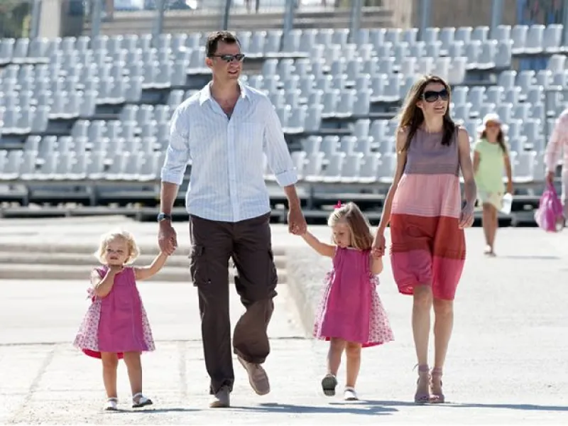 Los príncipes de Asturias y sus hijas, las infantas Leonor y Sofía, dieron un paseo por la zona histórica de Palma de Mallorca, donde el heredero al trono participa en las regatas.