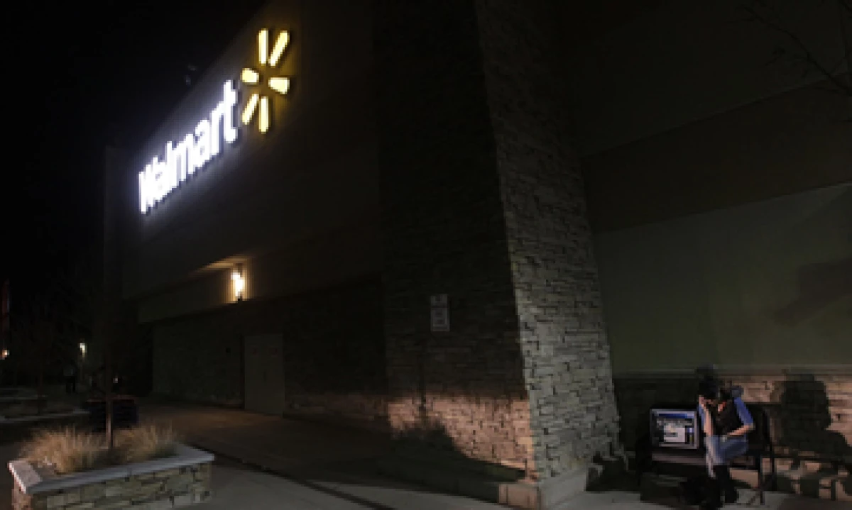 En 2012, la unidad bancaria de Walmart emitió 184,000 nuevas tarjetas de crédito. (Foto: AP)