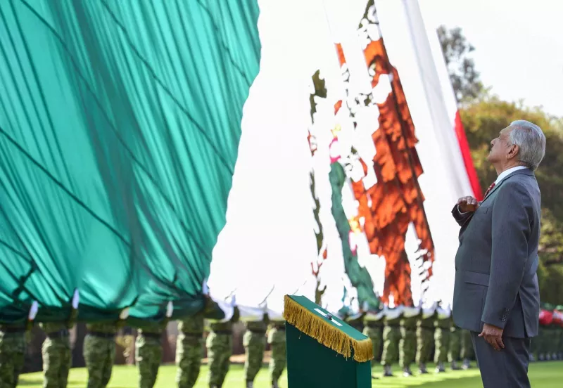 Andrés Manuel López Obrador, presidente de México, encabezó la ceremonia por el "Día de la Bandera" en el Campo Deportivo Militar Marte.