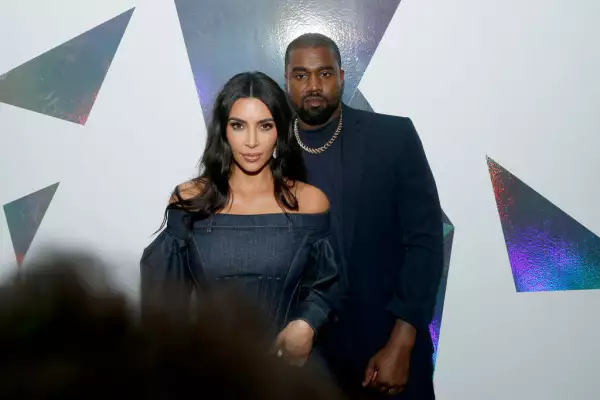 Foto de Kanye West y Kim Kardashian posando a su llegada de los Innovator Awards de WSJ Magazine, en una de sus últimas apariciones públicas como pareja.