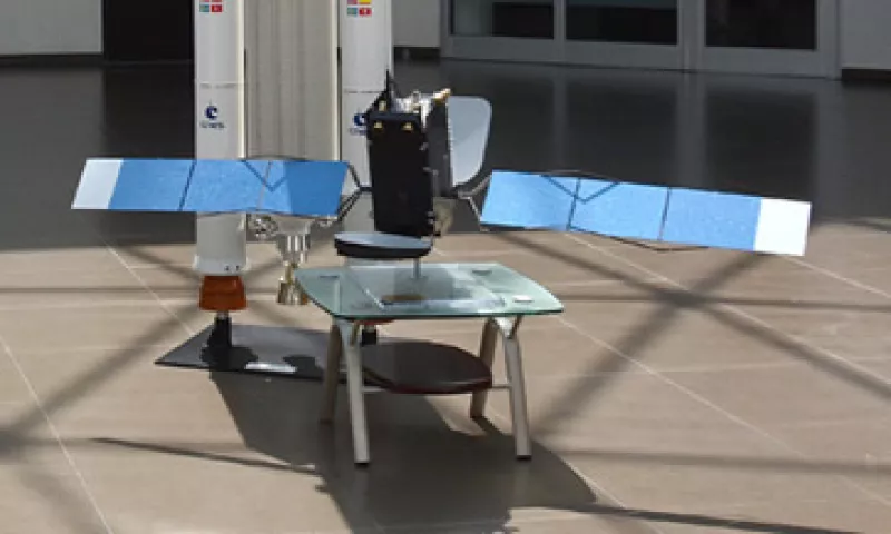 La SCT difundió en días previos imágenes de una réplica a escala del satélite Centenario. (Foto: Cortesía )