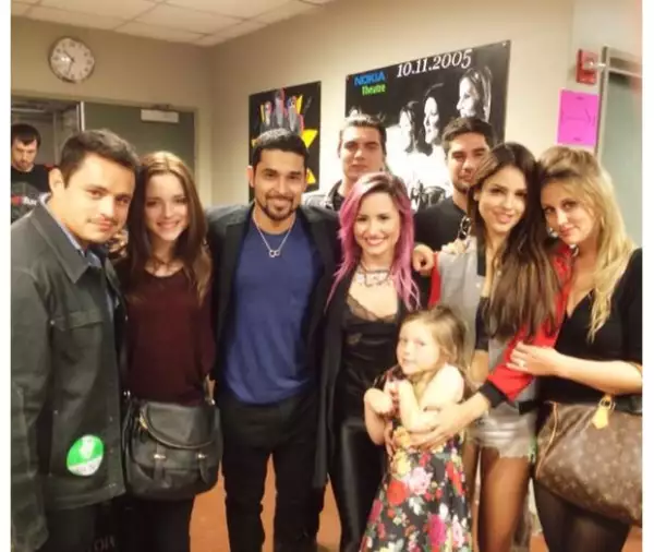 La cantante se mostró muy emocionada de recibir la visita de sus amigos.