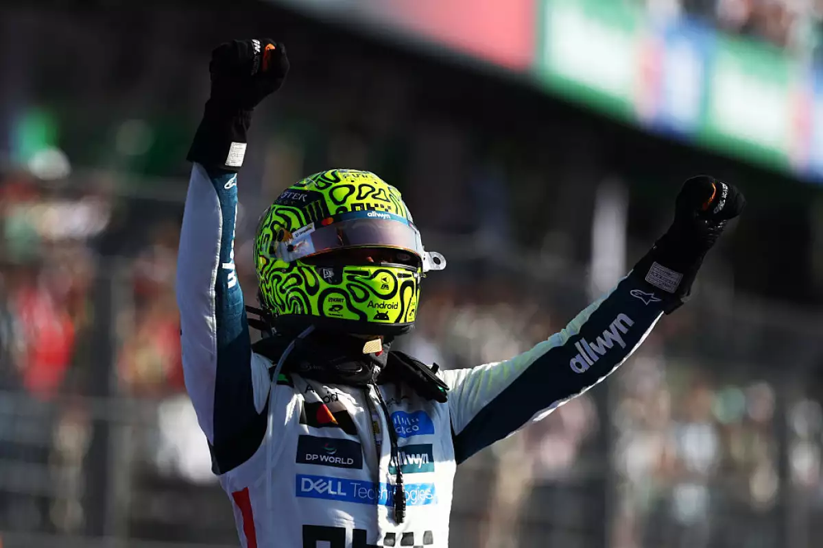 Foto de Lando Norris con casco de McLaren y los brazos levantados en señal de victoria al salir de su monoplaza en el GP de México 2025.