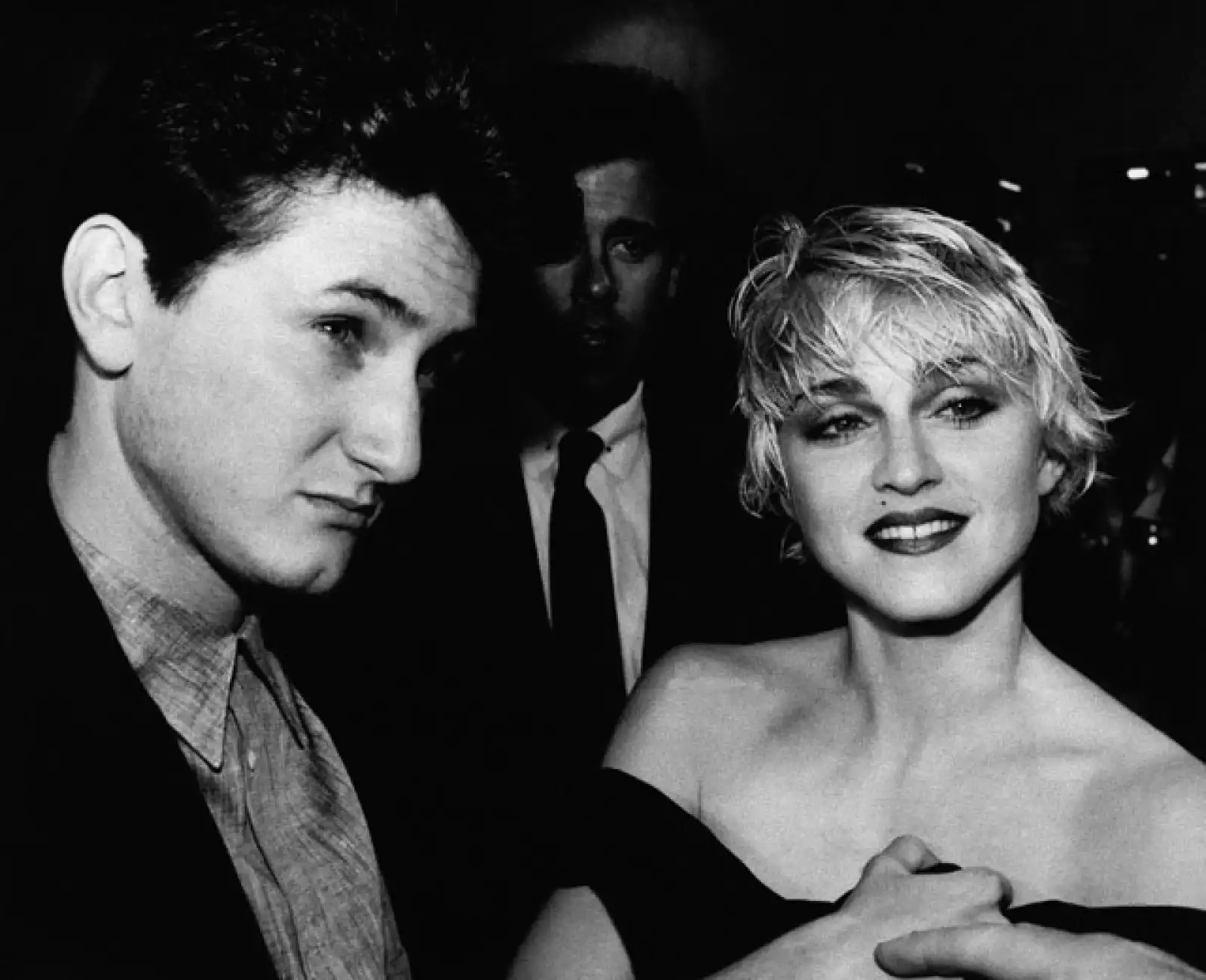 Madonna y Sean Penn. La cantante y el actor se casaron en 1985 pero al parecer el gran éxito de ella, la vanidad del actor y su abuso del alcohol causaron la ruptura. Él ha dicho que describiría su matrimonio como estrepitoso y que además no recuerda que tuviera una sola conversación con ella en los cuatro años que duraron casados.
