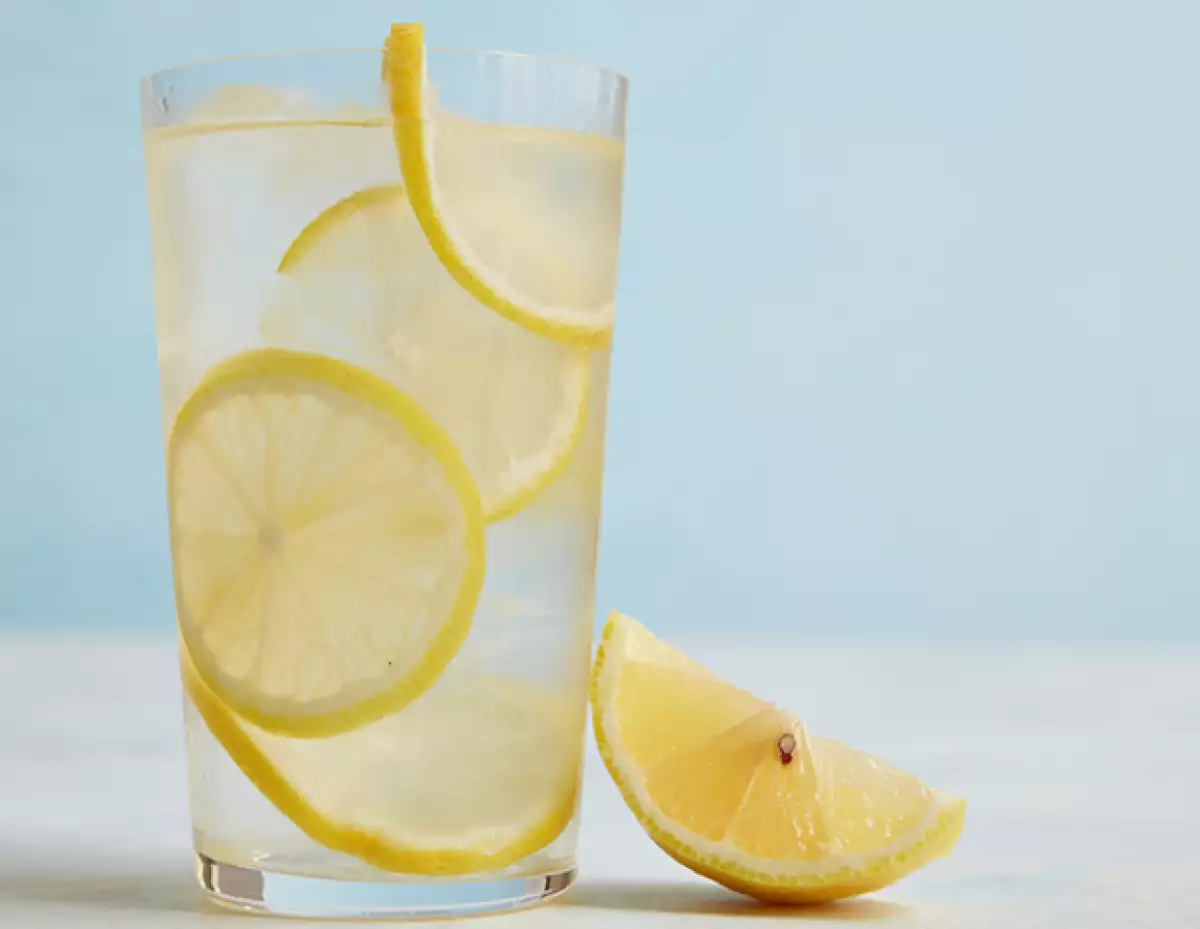 El agua tiene un incontable número de beneficios, y el limón otros más. Ahora imagina lo que la combinación de ambos puede aportarle a tu cuerpo.