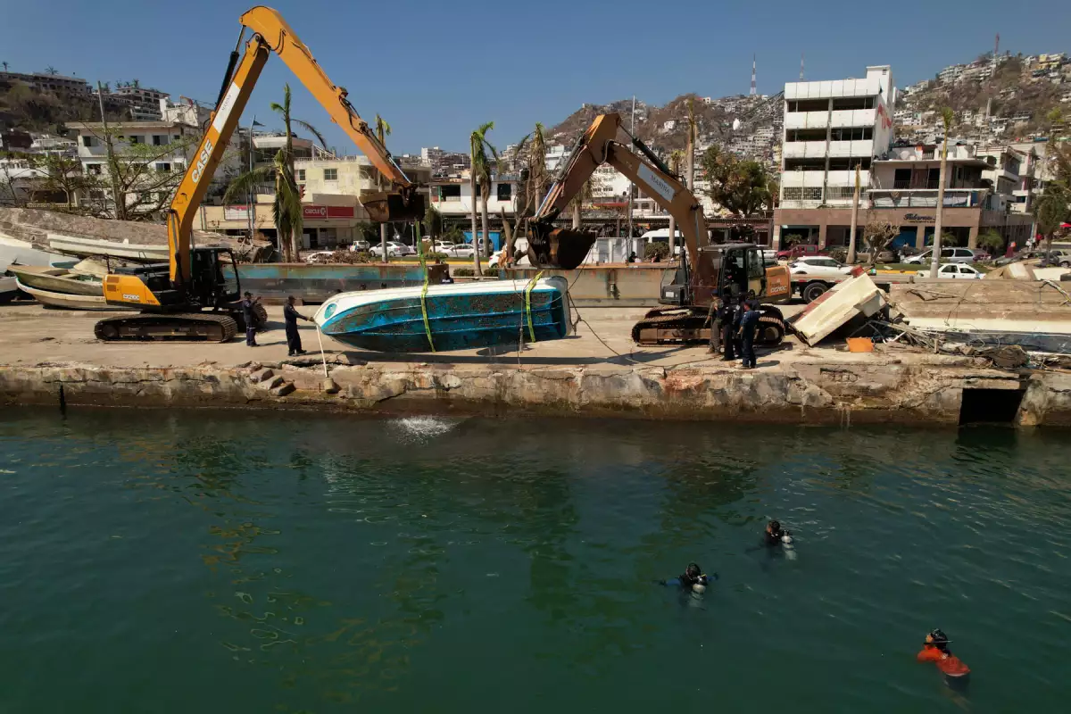 Soldados de la Armada de México recuperan un barco hundido, tras el huracán Otis, en Acapulco, México, el 5 de noviembre de 2023.