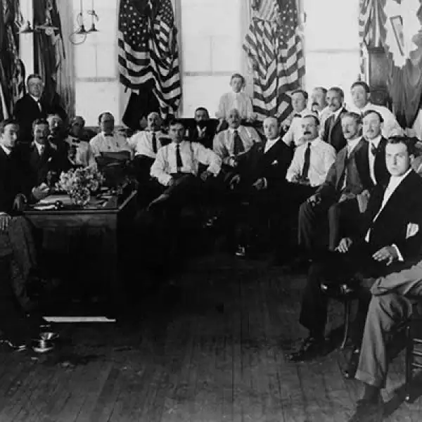 IBM comenzó operaciones con el nombre de Computing Tabulating Company o CTR el 16 de junio de 1911. Con 1,300 empleados, la firma se especializó en relojes ‘checadores’ para trabajadores y estacionamientos.