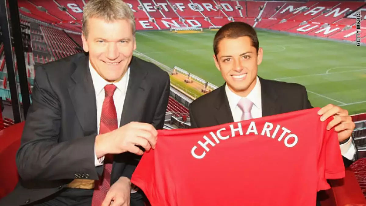 El nuevo jugador del Manchester, Javier "Chicharito", posa con la playera de su nuevo equipo
