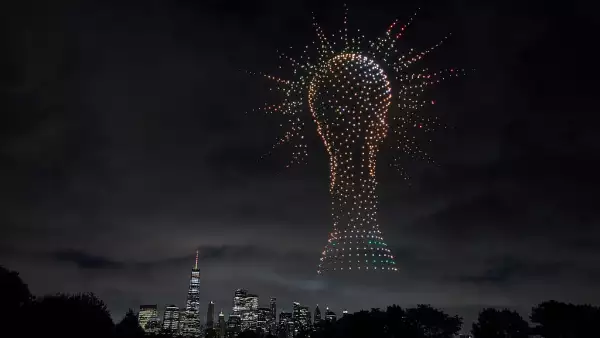 Foto de la copa del Mundial de Futbol 2026 hecho con drones en el cielo de nueva Jersey.