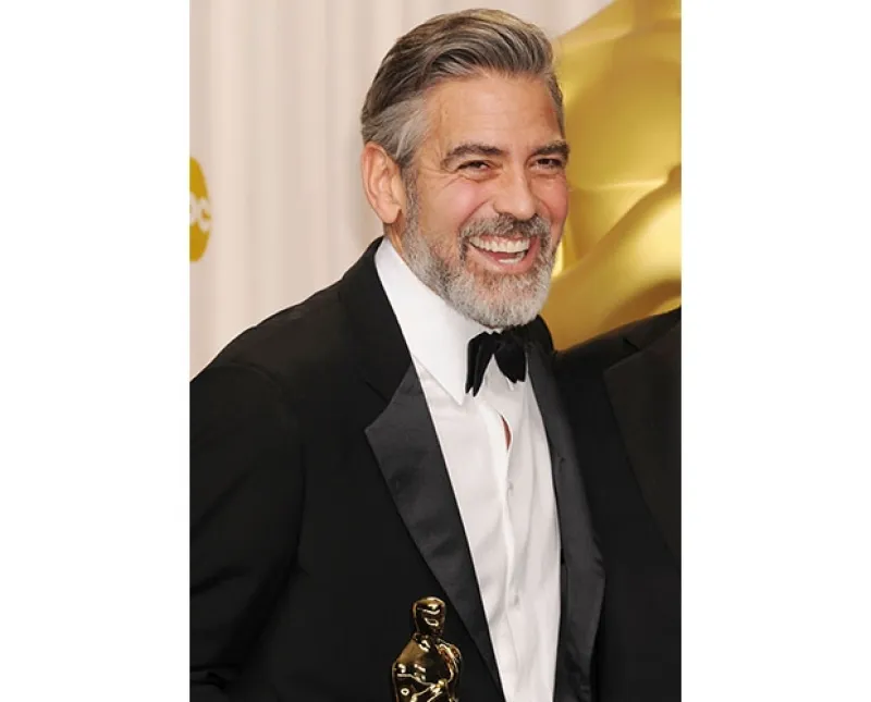 El guapo actor tiene la manía de usar solo una vez sus calcetines, para después donarlos a un refugio para personas sin hogar en Los Ángeles, por lo que diario estrena esta sencilla prenda.