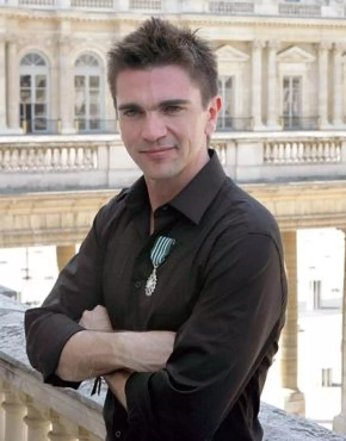 El cantante llegó el jueves con su esposa Karen Martínez y sus hijas Paloma y Luna para disfrutar del destino mexicano y colaborar con el turismo nacional.