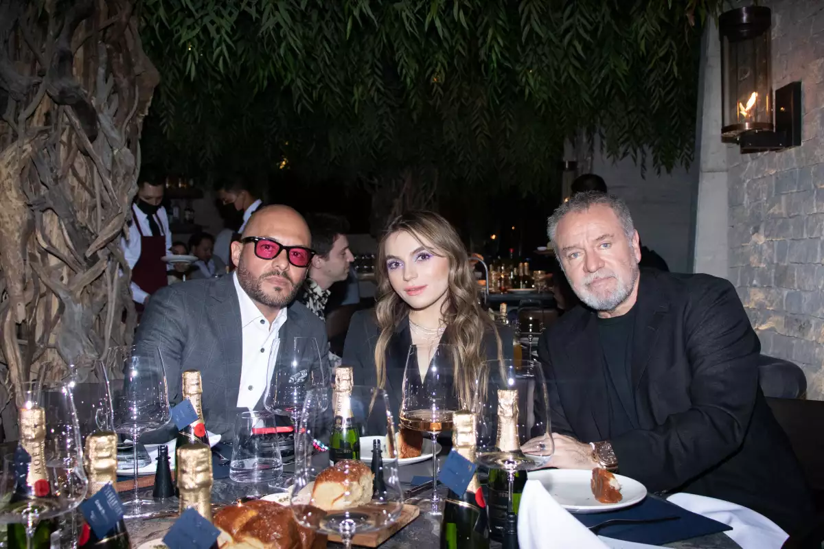 53 Miguel Verduzco, Sofia Castro y Jose Alberto Castro Güero Castro.jpg