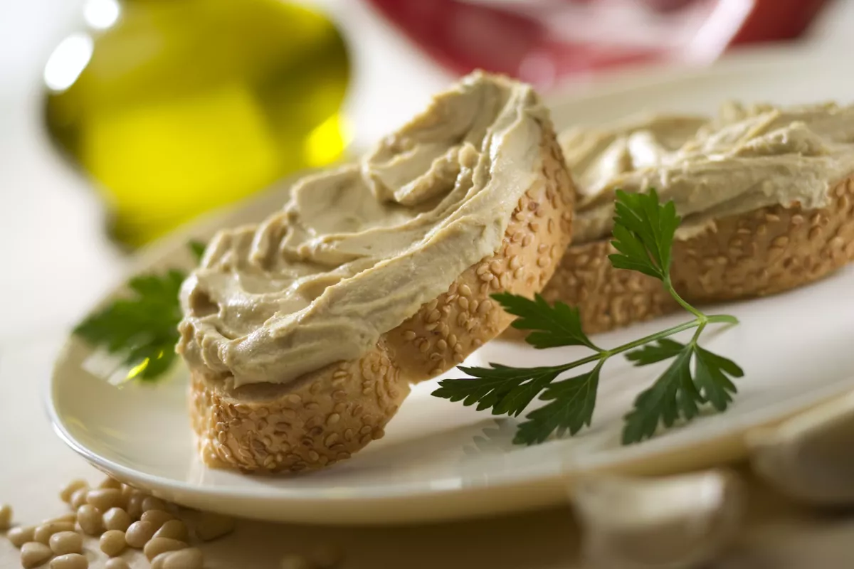 Toast con hummus 