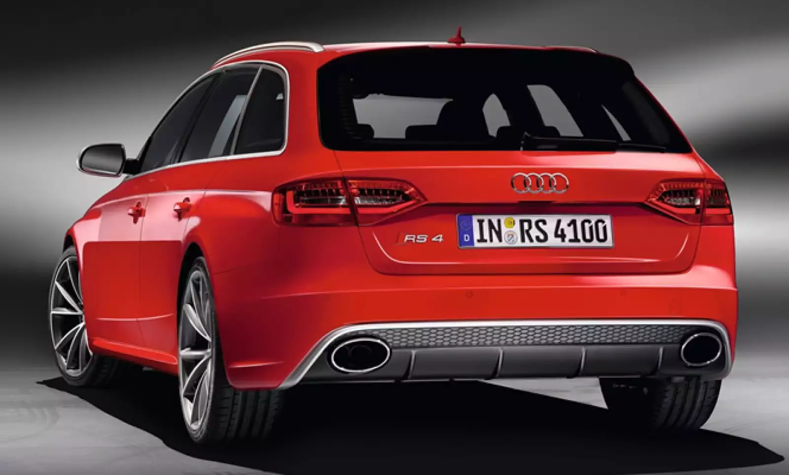 Ese poder del motor llega a las cuatro ruedas mediante el sistema de tracción integral quattro, para que en todo momento el vehículo se mantenga pegado al piso.