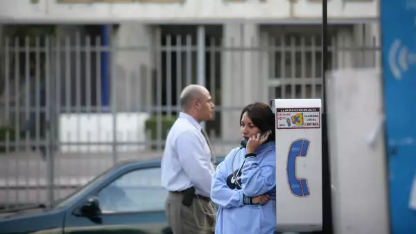 El uso de teléfonos públicos se desplomó por el uso masivo de celulares y las aplicaciones de mensajería.