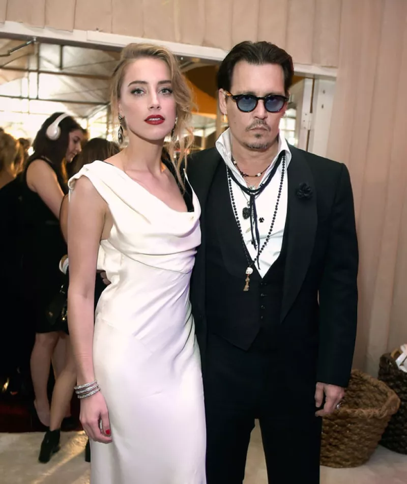 El actor estaría planeando dar el "sí, acepto" a su guapa prometida Amber Heard el fin de semana del 7 de febrero en su isla privada de Bahamas.