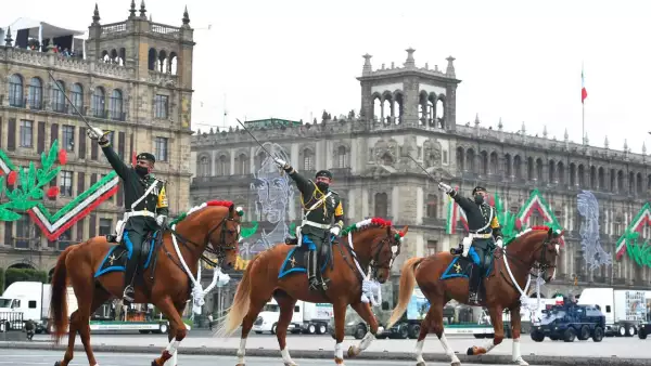 Andrés Manuel López Obrador Presidente de México, acompañado de su esposa, Beatriz Gutiérrez Müller, encabezaron el desfile militar conmemorativo del 210 Aniversario de la Independencia de México.