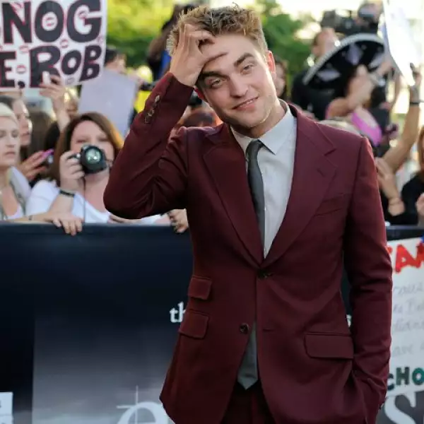 Robert Pattinson eligió este traje en color vino.