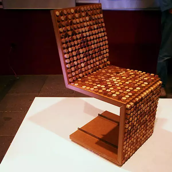 6.	The ec chair nace de la idea de unir dos materiales reciclables como el MDF y los corchos de botellas de vino. El MDF sirve como base para el producto de deshecho: corchos de botellas de vino, cuya capacidad de compresión y textura brindan al producto 