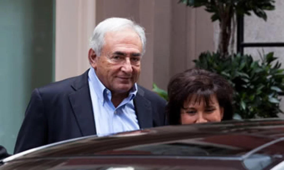 Este sábado, el primer día después del levantamiento del arresto domiciliario, Strauss-Kahn y su esposa salieron de su casa por unas horas. (Foto: AP)