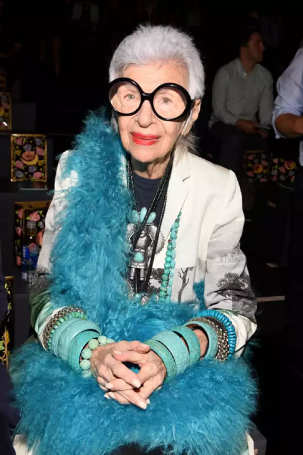 Iris Apfel en Del Pozo, después la vimos en Anna Sui.