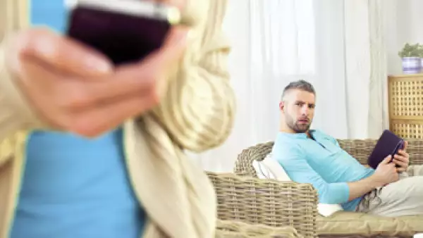 En EU, la investigadora Jaclyn Cravens estudia el efecto de la infidelidad cibernética en la parte engañada. (Foto: Getty Images)