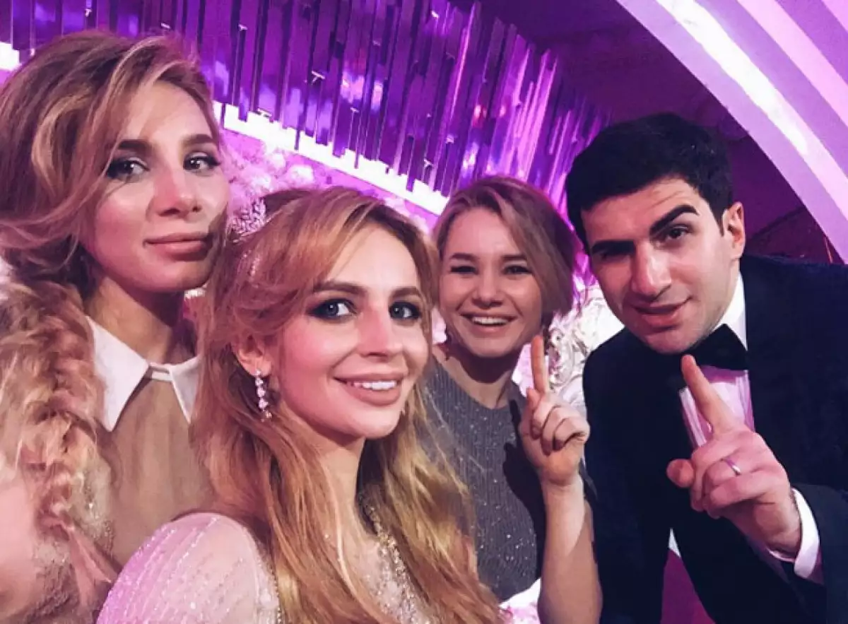 Los novios posaron felices con sus invitados.