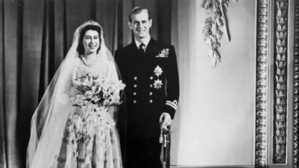 La reina Isabel II en el día de su boda en un diseño de Norman Hartnell.