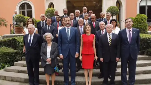 Los reyes de España estuvieron esta tarde en la Residencia de la Embajada de España para convivir con varios personajes importantes de México, entre ellos Elena Poniatowska y Miguel Alemán.
