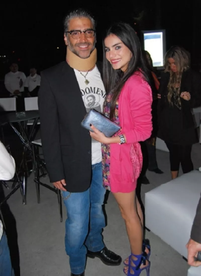 Alejandro Fernández y su novia, Ayari Anaya, asistieron anoche al show ofrecido por el grupo británico en Guadalajara, pero él apareció lastimado del cuello a causa de un mal chapuzón.