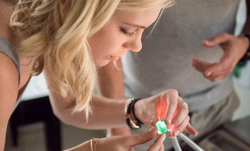 La exnovia del príncipe Harry, Chelsy Davy, ha lanzado su nueva línea de joyería inspirada en el continente en el que nació, África.