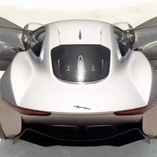 “Este vehículo es un tributo para toda las personas que han trabajado en la compañía durante estos 75 años. La tecnología que usamos marcará los pasos de los automóviles del futuro”, mencionó Mike O’Driscoll, director de Jaguar en Reino Unido.