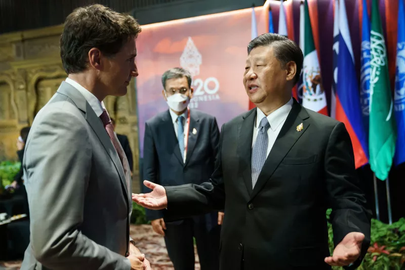 El primer ministto de Canadá. Justin Trudeau, habla con el presidente de China, Xi Jinping.