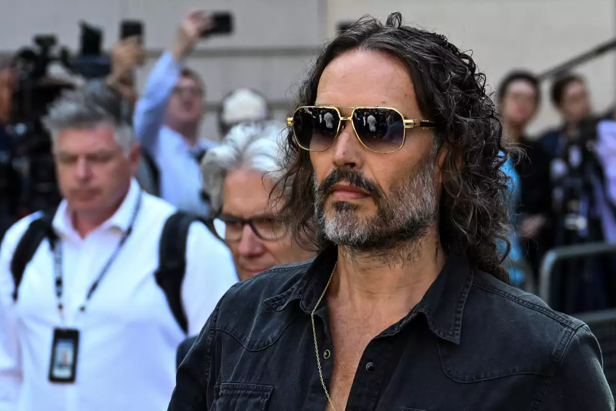 caso russell brand acusado de violacion
