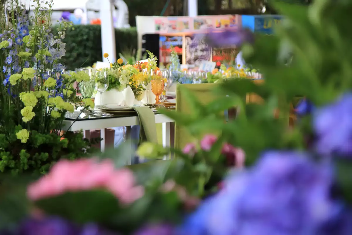 Así fue el colorido table setting de la boda de Camila y Bruno
