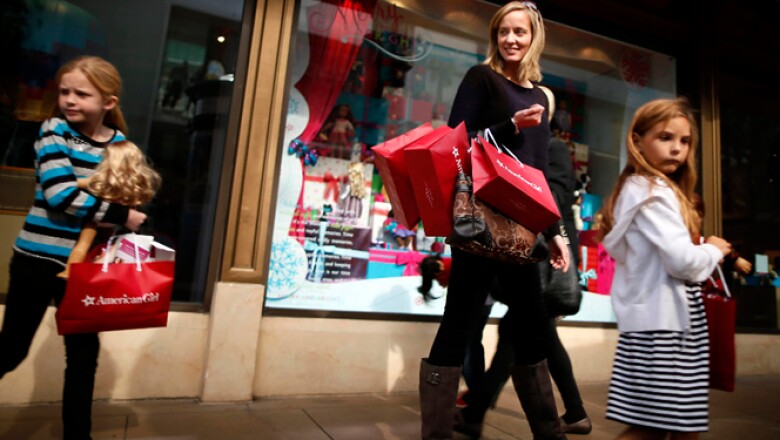 Algunos compradores no esperaron al fin del Día de Acción de Gracias en Estados Unidos y acudieron temprano este jueves a las tiendas en busca de los mejores descuentos.
