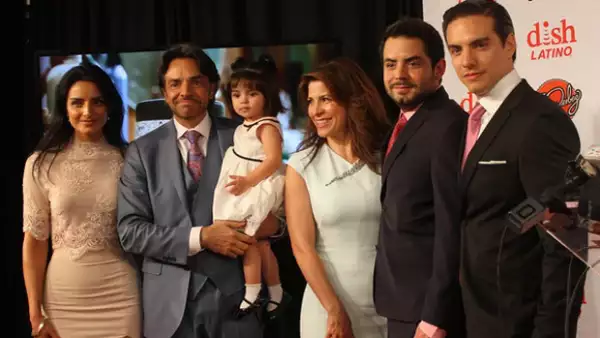 Toda la familia Derbez reunida en un evento.