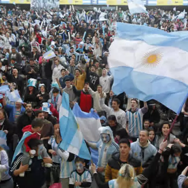 del triunfo, la capital argentina explotó en júbilo, en momentos en que el país lucha por no caer en ‘default’ por una deuda con tenedores de bonos.