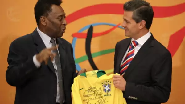 El exfutbolista brasileño coincidió con el presidente Enrique Peña Nieto, a quien le obsequió una playera autografiada.