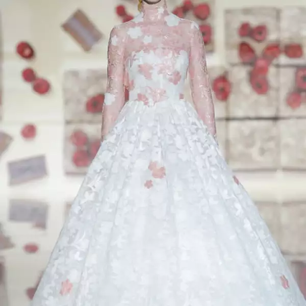 Vestido Marshmallow con top de flores en tonos rosa.