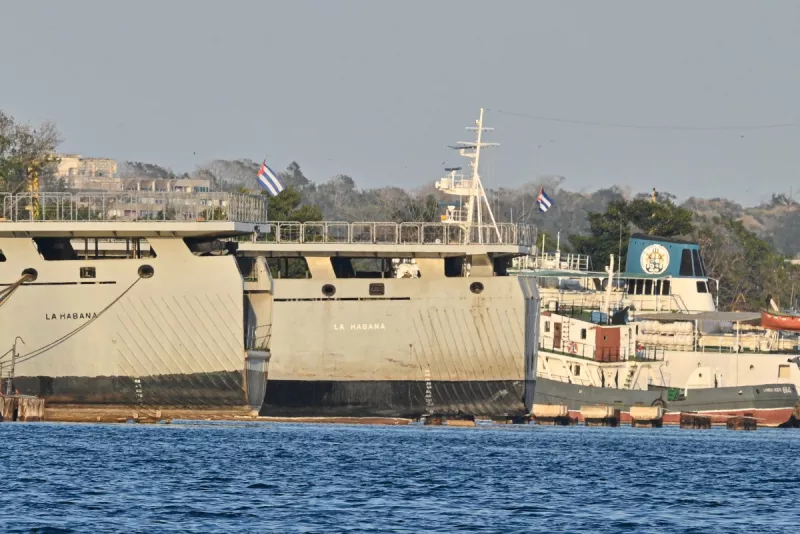 Los barcos de la guardia costera cubana atracaron en el puerto de La Habana el 25 de febrero de 2026. La guardia costera de Cuba dijo el 25 de febrero de 2026 que mató a tiros a cuatro personas e hirió a otras seis que viajaban en una lancha rápida registrada en Estados Unidos durante un intercambio de fuego cerca de las costas de Cuba que se produjo en medio de mayores tensiones con Washington.