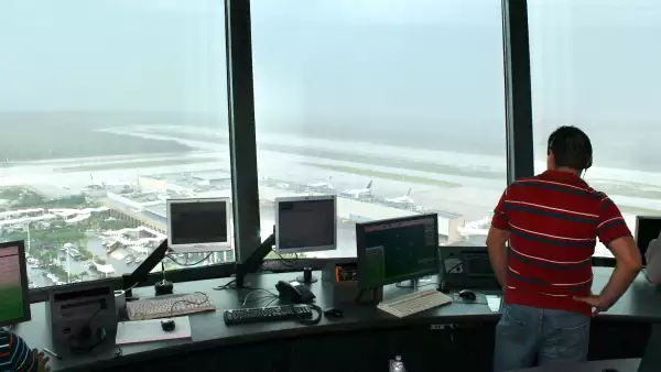 “No podemos distraernos”: la exigente vida de un controlador aéreo en México