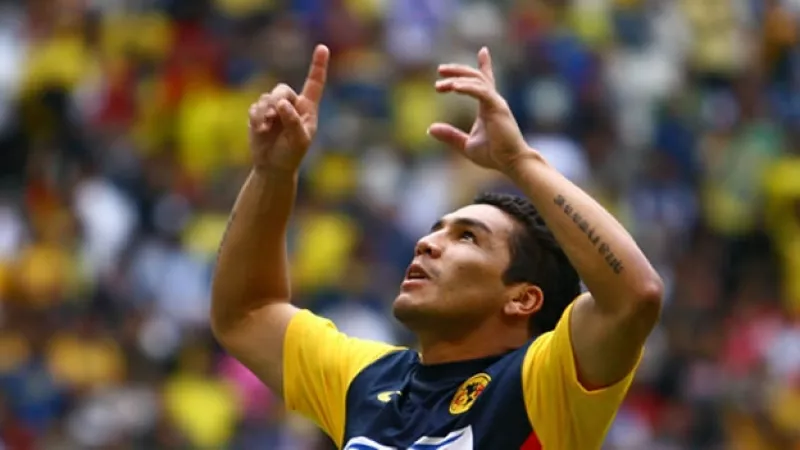 Salvador Cabañas festeja un gol