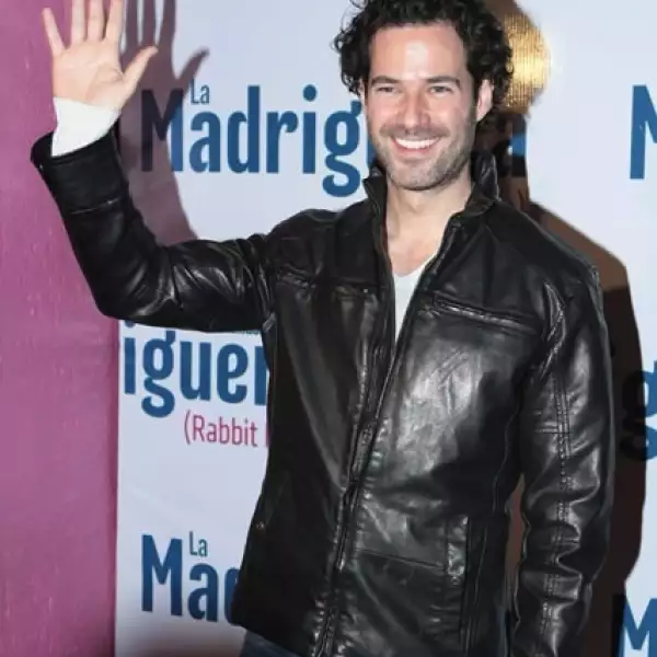 Emiliano Salinas fue el más asediado por la prensa a su llegada al teatro.