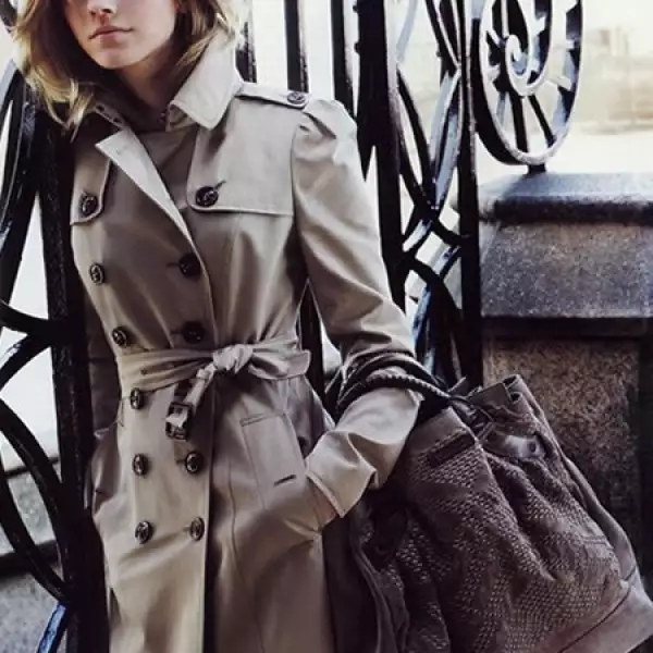 Emma Watson poco a poco se abre camino en el mundo de la moda, y qué mejor que empezar como la imagen de Burberry.